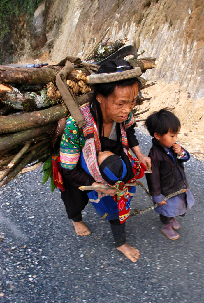 Việc đi nương quan trọng hơn đến lớp vì đo nương còn tìm ra cáI ăn Việc đi nương quan trọng hơn đến lớp vì đo nương còn tìm ra cáI ăn