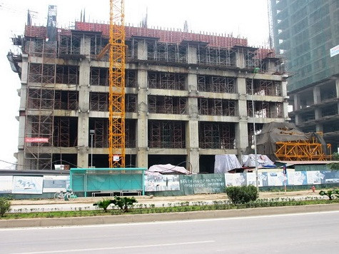 Theo nhận định của giới xây dựng, với tiến độ này, việc hoàn thiện dự án này trong 1,2 năm tới vẫn là điều "không tưởng". Theo nhận định của giới xây dựng, với tiến độ này, việc hoàn thiện dự án này trong 1,2 năm tới vẫn là điều "không tưởng".