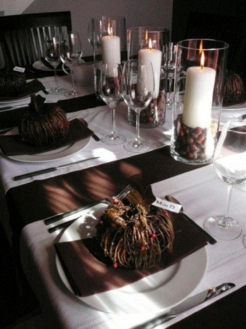 Một cách đơn giản khác là bạn có thể trang trí bằng một lọ đầy các loại hạt hoặc quả như hạt dẻ, quả óc chó, hạnh nhân,…..cho bàn tiệc của bạn, kết hợp với nến và hoa để tạo thêm màu sắc và ánh sáng cho không gian tiệc.