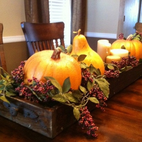 Mùa thu - mùa của nắng vàng, hãy lựa chọn bình hoa, trái cây mang sắc vàng rực rỡ để trang trí bàn tiệc, đánh dấu phút giao mùa.