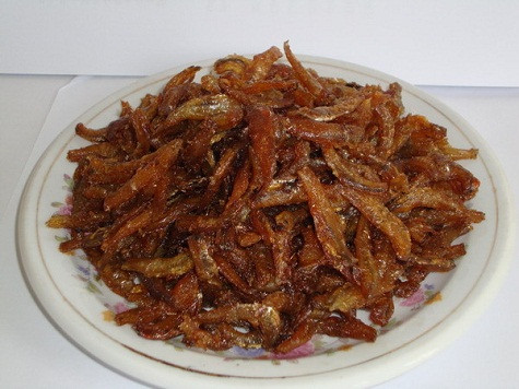 Cá bống sông Trà (Quảng Ngãi) Cá bống cát ở sông Trà có nhiều loại, cá bống cát nhỏ con, màu vàng nhạt, cỡ bằng ngón tay út cho đến loại cá bống vồ, to con, và loại cá bống mú có thân hình tím sẫm như loại cá mú biển (còn gọi là cá bống than) thịt nhão. Cá bống làm sạch, ướp nước mắm ngon, tiêu, nước màu… để độ mươi phút. Sau đó đổ thêm nước mắm ngon vào trách (nồi nấu) sao cho vừa xăm xắp và đun lửa riu riu cho đến lúc chín. Cá bống sông Trà (Quảng Ngãi) Cá bống cát ở sông Trà có nhiều loại, cá bống cát nhỏ con, màu vàng nhạt, cỡ bằng ngón tay út cho đến loại cá bống vồ, to con, và loại cá bống mú có thân hình tím sẫm như loại cá mú biển (còn gọi là cá bống than) thịt nhão. Cá bống làm sạch, ướp nước mắm ngon, tiêu, nước màu… để độ mươi phút. Sau đó đổ thêm nước mắm ngon vào trách (nồi nấu) sao cho vừa xăm xắp và đun lửa riu riu cho đến lúc chín.