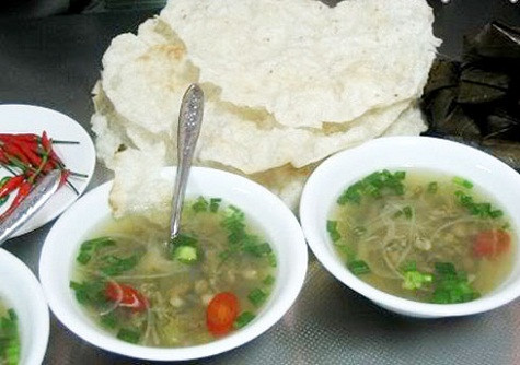 Don Quảng Ngãi: Don là một trong những món ăn rất độc đáo, mát, bổ, rẻ tiền và hấp dẫn. Don thuộc họ nhà hến, thân bọc bằng hai nửa vỏ úp nhau nhưng don nhỏ hơn hến. Những món ăn ngon được chế biến từ don như canh don, cháo don, gỏi don. Cách ăn ngon và tốn kém hơn là làm món “ruột don xào” với miến, bún, bánh tráng… Đây cũng là món ăn đãi khách, bạn bè rất đặc biệt, đậm đà hương vị quê hương. Don Quảng Ngãi: Don là một trong những món ăn rất độc đáo, mát, bổ, rẻ tiền và hấp dẫn. Don thuộc họ nhà hến, thân bọc bằng hai nửa vỏ úp nhau nhưng don nhỏ hơn hến. Những món ăn ngon được chế biến từ don như canh don, cháo don, gỏi don. Cách ăn ngon và tốn kém hơn là làm món “ruột don xào” với miến, bún, bánh tráng… Đây cũng là món ăn đãi khách, bạn bè rất đặc biệt, đậm đà hương vị quê hương.