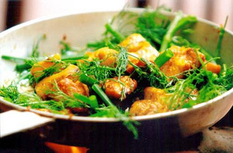 Chả cá Lã Vọng (Hà Nội) Chả cá Lã Vọng được làm từ cá lăng, cá nheo, cá quả. Thịt cá phi lê ướp với bột nghệ, bột ngọt, gừng sợi, nước mắm, mắm tôm, hành tím băm, tỏi băm, mẻ, ớt băm, nước củ riềng... sau đó kẹp vào cặp tre rồi nướng. Tiếp theo phi hành tím cho thơm, bỏ thêm ít hành lá cắt khúc lớn, rau thì là cắt khúc và nước ướp cá vào chảo dầu, xào lên. Cuối cùng cho thịt cá đã nướng vào xào, đảo nhẹ tay để thịt cá không bị nát. Nêm nếm cho vừa ăn. Chả cá ăn kèm với bún, bánh tráng nướng, mắm tôm, cơm dừa xắt mỏng, đậu phộng chiên và dưa chua. Chả cá Lã Vọng (Hà Nội) Chả cá Lã Vọng được làm từ cá lăng, cá nheo, cá quả. Thịt cá phi lê ướp với bột nghệ, bột ngọt, gừng sợi, nước mắm, mắm tôm, hành tím băm, tỏi băm, mẻ, ớt băm, nước củ riềng... sau đó kẹp vào cặp tre rồi nướng. Tiếp theo phi hành tím cho thơm, bỏ thêm ít hành lá cắt khúc lớn, rau thì là cắt khúc và nước ướp cá vào chảo dầu, xào lên. Cuối cùng cho thịt cá đã nướng vào xào, đảo nhẹ tay để thịt cá không bị nát. Nêm nếm cho vừa ăn. Chả cá ăn kèm với bún, bánh tráng nướng, mắm tôm, cơm dừa xắt mỏng, đậu phộng chiên và dưa chua.