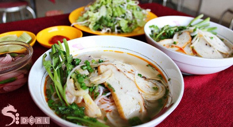 Bún chả cá Quy Nhơn Chả cá ngon là phải được làm từ cá mối, cá thuẫn tươi, cá chai, cá rựa…lóc lấy thịt đem xay nhuyễn và quết cho thật kỹ để chả dai, mịn. Nước dùng của bát bún là nước nấu từ phần xương và đầu cá sau khi đã lạng thịt xay chả. Nước cá này ngọt thơm đúng vị cá và ăn nhẹ bụng. Nồi nước chế thêm lớp dầu thắng với hạt điều để có màu đẹp. Bún chả cá Quy Nhơn Chả cá ngon là phải được làm từ cá mối, cá thuẫn tươi, cá chai, cá rựa…lóc lấy thịt đem xay nhuyễn và quết cho thật kỹ để chả dai, mịn. Nước dùng của bát bún là nước nấu từ phần xương và đầu cá sau khi đã lạng thịt xay chả. Nước cá này ngọt thơm đúng vị cá và ăn nhẹ bụng. Nồi nước chế thêm lớp dầu thắng với hạt điều để có màu đẹp.