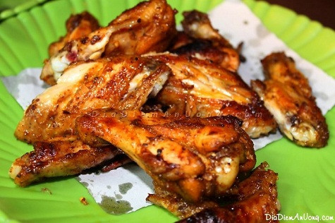 Gà nướng KonPlông (Kon Tum) Đây là loại gà được nuôi ở trong bản. Để làm món nướng, gà được làm sạch sau đó mổ moi (ở phao câu) rồi dùng cây xiên từ hậu môn lên đầu, cho sả (đập dập), lá chanh vào trong bụng, khâu lại. Sau đó quết hành phi, xì dầu bên ngoài con gà rồi nướng trên bếp than. Vừa nướng vừa tiếp tục quết hành phi, xì dầu lên. Khi ăn, xé gà ra từng miếng và chấm với muối ớt. Món gà nướng đẫm vị hơn khi được nhấm nháp bên ché rượu cần nồng đượm. Gà nướng KonPlông (Kon Tum) Đây là loại gà được nuôi ở trong bản. Để làm món nướng, gà được làm sạch sau đó mổ moi (ở phao câu) rồi dùng cây xiên từ hậu môn lên đầu, cho sả (đập dập), lá chanh vào trong bụng, khâu lại. Sau đó quết hành phi, xì dầu bên ngoài con gà rồi nướng trên bếp than. Vừa nướng vừa tiếp tục quết hành phi, xì dầu lên. Khi ăn, xé gà ra từng miếng và chấm với muối ớt. Món gà nướng đẫm vị hơn khi được nhấm nháp bên ché rượu cần nồng đượm.