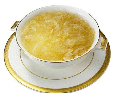 Yến sào (Khánh Hòa) Yến sào có tác dụng bổ dưỡng cao, làm cường tráng, dai sức, kích thích tiêu hóa, giúp an thần, gây ngủ, cầm máu, chữa được bệnh ho, thổ huyết, kiết lỵ. Yến sào (tổ chim yến) có hình nôi tròn hoặc bầu dục, cong bán nguyệt, màu trắng xám, có khi màu hồng hoặc đỏ… Cách chế biến tổ yến: Ngâm tổ trong nước lã 3-4 giờ hoặc nước nóng 30 phút đến một tiếng. Khi thấy các sợi dãi đã tã ra thì vớt lên (có thể xoa ít dầu lạc), nhặt hết lông chim, rác rưởi, rêu núi và các chất bẩn khác còn bám vào. Yến sào có thể chế biến thành nhiều món ngon như: chè yến, súp yến… Yến sào (Khánh Hòa) Yến sào có tác dụng bổ dưỡng cao, làm cường tráng, dai sức, kích thích tiêu hóa, giúp an thần, gây ngủ, cầm máu, chữa được bệnh ho, thổ huyết, kiết lỵ. Yến sào (tổ chim yến) có hình nôi tròn hoặc bầu dục, cong bán nguyệt, màu trắng xám, có khi màu hồng hoặc đỏ… Cách chế biến tổ yến: Ngâm tổ trong nước lã 3-4 giờ hoặc nước nóng 30 phút đến một tiếng. Khi thấy các sợi dãi đã tã ra thì vớt lên (có thể xoa ít dầu lạc), nhặt hết lông chim, rác rưởi, rêu núi và các chất bẩn khác còn bám vào. Yến sào có thể chế biến thành nhiều món ngon như: chè yến, súp yến…