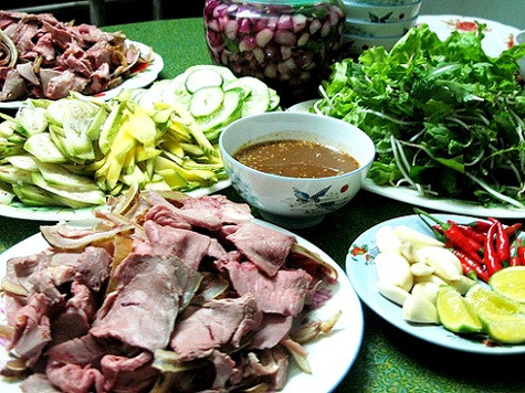 Bê thui Cầu Mống Người thui bê phải điêu luyện biết điều chỉnh lửa to nhỏ đúng lúc. Ăn thịt bê thui Cầu Mống cùng rau sống đủ loại của vùng quê bên sông nước (tía tô, ngò thơm, xà lách, khế chua, chuối chát xắt mỏng, rau húng, rau quế, giá...) cuốn với bánh tráng mỏng chấm mắm cá cơm. Khi đến quán bán thịt bê thui, khách có thể gọi thịt bắp, thịt ba chỉ, thịt mông, da... chế biến thành các món như xáo, gân, xương, bún tái... Bê thui Cầu Mống Người thui bê phải điêu luyện biết điều chỉnh lửa to nhỏ đúng lúc. Ăn thịt bê thui Cầu Mống cùng rau sống đủ loại của vùng quê bên sông nước (tía tô, ngò thơm, xà lách, khế chua, chuối chát xắt mỏng, rau húng, rau quế, giá...) cuốn với bánh tráng mỏng chấm mắm cá cơm. Khi đến quán bán thịt bê thui, khách có thể gọi thịt bắp, thịt ba chỉ, thịt mông, da... chế biến thành các món như xáo, gân, xương, bún tái...