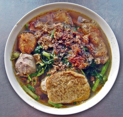 Bánh đa cua (Hải Phòng) Bánh đa cua một món ăn mộc mạc mà thân thiết của người dân đất cảng Hải Phòng. Một bát bánh đa cua ngon, hấp dẫn phải hội tụ đủ 5 màu: màu nâu hồng của gạch cua, màu bánh đa nâu sậm, màu xanh mướt của rau nhút, rau muống, hành lá, màu đỏ tươi nơi trái ớt và vàng rộm của hành khô. Bánh đa cua (Hải Phòng) Bánh đa cua một món ăn mộc mạc mà thân thiết của người dân đất cảng Hải Phòng. Một bát bánh đa cua ngon, hấp dẫn phải hội tụ đủ 5 màu: màu nâu hồng của gạch cua, màu bánh đa nâu sậm, màu xanh mướt của rau nhút, rau muống, hành lá, màu đỏ tươi nơi trái ớt và vàng rộm của hành khô.