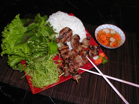 Bún chả (Hà Nội) Bún chả là một món ăn không đòi hỏi sự cầu kỳ gồm: chả viên và chả miếng. Chả làm từ thịt ba chỉ (ba rọi) và loại thịt nạc vai mềm ướp cùng với nước mắm, tiêu, hành khô. Nước chấm pha chế đơn giản với yêu cầu phải đạt được sự kết hợp hài hòa giữa vị mặn của nước mắm, vị ngọt của đường, chua của giấm, và cay của ớt, tỏi, thêm đu đủ, cà rốt giòn, chua. Rau ăn bún chả là các loại rau sống mang đậm hương vị của xứ Bắc như: xà lách, kinh giới, tía tô, húng lủi, húng láng, húng quế. Bún chả (Hà Nội) Bún chả là một món ăn không đòi hỏi sự cầu kỳ gồm: chả viên và chả miếng. Chả làm từ thịt ba chỉ (ba rọi) và loại thịt nạc vai mềm ướp cùng với nước mắm, tiêu, hành khô. Nước chấm pha chế đơn giản với yêu cầu phải đạt được sự kết hợp hài hòa giữa vị mặn của nước mắm, vị ngọt của đường, chua của giấm, và cay của ớt, tỏi, thêm đu đủ, cà rốt giòn, chua. Rau ăn bún chả là các loại rau sống mang đậm hương vị của xứ Bắc như: xà lách, kinh giới, tía tô, húng lủi, húng láng, húng quế.