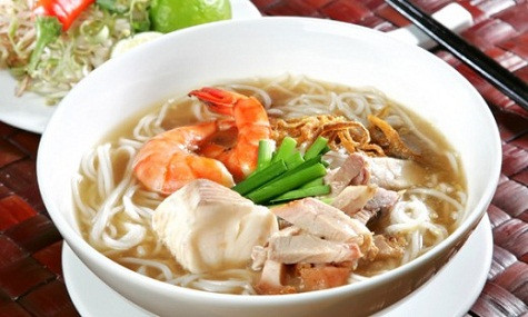Bún cá Long Xuyên (An Giang) Tô bún dọn ra trông rất bắt mắt với màu vàng ươm của miếng cá lóc đồng và màu xanh của rau muống, rau nhút. Nồi nước lèo được nấu ngọt bằng chính cá lóc. Khi cá chín vớt ra, đầu cá để riêng còn thịt cá được tách ra từng miếng, lọc hết xương, xào sơ qua với nghệ để khử mùi tanh. Bún được bày trí ra tô, rau nhút bẻ cọng, rau muống bào thêm ít bắp chuối thái trông rất bắt mắt. Bên cạnh tô bún là một đầu cá lóc nóng hổi và chén nước mắm me giúp cho món bún thêm phần hấp dẫn. Bún cá Long Xuyên (An Giang) Tô bún dọn ra trông rất bắt mắt với màu vàng ươm của miếng cá lóc đồng và màu xanh của rau muống, rau nhút. Nồi nước lèo được nấu ngọt bằng chính cá lóc. Khi cá chín vớt ra, đầu cá để riêng còn thịt cá được tách ra từng miếng, lọc hết xương, xào sơ qua với nghệ để khử mùi tanh. Bún được bày trí ra tô, rau nhút bẻ cọng, rau muống bào thêm ít bắp chuối thái trông rất bắt mắt. Bên cạnh tô bún là một đầu cá lóc nóng hổi và chén nước mắm me giúp cho món bún thêm phần hấp dẫn.