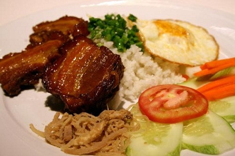 Cơm tấm (Sài Gòn) Cơm tấm thường được ăn với 4 món chính: sườn lợn nướng, bì lợn, chả, trứng ốp la. Trên nền cơm tấm trắng đang bốc khói là màu vàng của miếng sườn nướng, màu trắng đục của những sợi bì dai mềm, miếng chả được đặt vuông vắn bên cạnh hình tròn của trứng ốp la vừa chín tới. Món này ăn kèm với cà chua, dưa leo xắt lát mỏng, cà rốt hoặc củ cải trắng ngâm giấm, đồng thời không thể thiếu được chén nước mắm được pha theo bí quyết riêng của từng quán, làm cho món ăn thêm thơm ngon, hấp dẫn. Cơm tấm (Sài Gòn) Cơm tấm thường được ăn với 4 món chính: sườn lợn nướng, bì lợn, chả, trứng ốp la. Trên nền cơm tấm trắng đang bốc khói là màu vàng của miếng sườn nướng, màu trắng đục của những sợi bì dai mềm, miếng chả được đặt vuông vắn bên cạnh hình tròn của trứng ốp la vừa chín tới. Món này ăn kèm với cà chua, dưa leo xắt lát mỏng, cà rốt hoặc củ cải trắng ngâm giấm, đồng thời không thể thiếu được chén nước mắm được pha theo bí quyết riêng của từng quán, làm cho món ăn thêm thơm ngon, hấp dẫn.