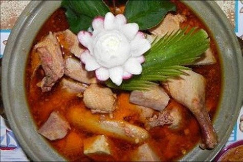 Vịt nấu chao (Cần Thơ) Vịt nấu chao là món ăn phổ biến với người dân Nam bộ, nhưng món này ngon nhất là ở Cần Thơ. Để có một nồi lẩu vịt nấu chao ngon, người ta chọn vịt hoặc vịt xiêm (ngan) khoảng 1,5 kg. Vịt sau khi thịt và làm sạch, dùng rượu gừng bôi đều trên da, sau đó chặt miếng vừa ăn và ướp với gia vị gồm: tỏi, gừng, tiêu, ớt, nước cốt dừa và không thể thiếu là chao. Thịt vịt ướp khoảng 30 phút rồi mang đi chiên vàng. Khoai môn (sọ) xắt miếng vừa ăn cũng chiên sơ. Bỏ vịt vào nồi hầm với nước dừa tươi, đến khi thịt mềm thì bỏ khoai môn, hành tây, nấm rơm vào. Vịt nấu chao (Cần Thơ) Vịt nấu chao là món ăn phổ biến với người dân Nam bộ, nhưng món này ngon nhất là ở Cần Thơ. Để có một nồi lẩu vịt nấu chao ngon, người ta chọn vịt hoặc vịt xiêm (ngan) khoảng 1,5 kg. Vịt sau khi thịt và làm sạch, dùng rượu gừng bôi đều trên da, sau đó chặt miếng vừa ăn và ướp với gia vị gồm: tỏi, gừng, tiêu, ớt, nước cốt dừa và không thể thiếu là chao. Thịt vịt ướp khoảng 30 phút rồi mang đi chiên vàng. Khoai môn (sọ) xắt miếng vừa ăn cũng chiên sơ. Bỏ vịt vào nồi hầm với nước dừa tươi, đến khi thịt mềm thì bỏ khoai môn, hành tây, nấm rơm vào.