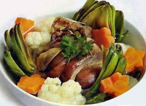 Canh atiso hầm giò lợn Món ăn không cầu kỳ, nhưng người nấu phải kiên nhẫn. Giò lợn sau khi ướp ngấm gia vị, cho vào nồi nước đã đun sôi, giữ lửa nhỏ và thường xuyên vớt bọt để nồi canh được trong, đồng thời giò lợn cũng được chín đều hơn. Khi đun nước giò lợn, người nấu khéo léo cho thêm củ hành tím để tạo mùi thơm, giúp cho giò thấm vị. Sau khi giò đã chín, cho hoa atiso vào, đun tiếp 10 phút cho hoa chín vừa, là món canh atiso hầm giò lợn đã hoàn thành. Đây là món ăn thơm mát là sự hòa quyện vị ngòn ngọt của cánh hoa atiso, thịt giò lợn mềm thấm vị, thêm chút nước canh đậm đà. Canh atiso hầm giò lợn Món ăn không cầu kỳ, nhưng người nấu phải kiên nhẫn. Giò lợn sau khi ướp ngấm gia vị, cho vào nồi nước đã đun sôi, giữ lửa nhỏ và thường xuyên vớt bọt để nồi canh được trong, đồng thời giò lợn cũng được chín đều hơn. Khi đun nước giò lợn, người nấu khéo léo cho thêm củ hành tím để tạo mùi thơm, giúp cho giò thấm vị. Sau khi giò đã chín, cho hoa atiso vào, đun tiếp 10 phút cho hoa chín vừa, là món canh atiso hầm giò lợn đã hoàn thành. Đây là món ăn thơm mát là sự hòa quyện vị ngòn ngọt của cánh hoa atiso, thịt giò lợn mềm thấm vị, thêm chút nước canh đậm đà.
