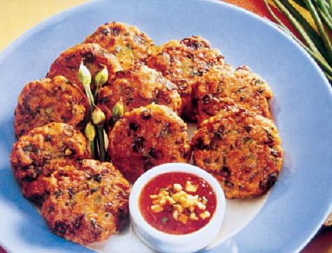 Chả trứng mực (Cà Mau) Việc chế biến món ăn này cũng là một kỳ công. Mực được bắt trong đêm được xẻ ra lấy trứng. Khoảng 10-12 kg mực tươi thì có một kg trứng. Trứng mực quết chung với trứng vịt, thịt và gan lợn mà ngư dân mang theo ngay trên thuyền. Sau đó, hỗn hợp này được bóc từng cục vo tròn, ép dẹt và phơi khô trước khi đem về đất liền. Trứng mực khi chiên lên có màu vàng rộm, béo ngậy và thơm lừng, là một món quà quý mà người Cà Mau dành đãi khách quý và gửi tặng bà con nơi phương xa. Chả trứng mực (Cà Mau) Việc chế biến món ăn này cũng là một kỳ công. Mực được bắt trong đêm được xẻ ra lấy trứng. Khoảng 10-12 kg mực tươi thì có một kg trứng. Trứng mực quết chung với trứng vịt, thịt và gan lợn mà ngư dân mang theo ngay trên thuyền. Sau đó, hỗn hợp này được bóc từng cục vo tròn, ép dẹt và phơi khô trước khi đem về đất liền. Trứng mực khi chiên lên có màu vàng rộm, béo ngậy và thơm lừng, là một món quà quý mà người Cà Mau dành đãi khách quý và gửi tặng bà con nơi phương xa.