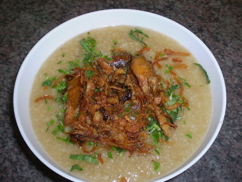 Súp lươn Thịt lươn sau khi làm sạch sẽ được xào chung với nghệ, ớt, tiêu xay. Nước dùng được ninh từ xương lợn, bò, xương cá và xương lươn. Đặc biệt không thể thiếu hành tăm - thứ hành chỉ có ở Nghệ An, Hà Tĩnh. Súp lươn thường ăn kèm với bánh mì hoặc bánh mướt (giống bánh cuốn nhưng người ta không cuốn lại và không có nhân). Bánh mướt được tráng mỏng, không nhân. Sau đó cắt thành những miếng nhỏ vừa ăn. Súp lươn Thịt lươn sau khi làm sạch sẽ được xào chung với nghệ, ớt, tiêu xay. Nước dùng được ninh từ xương lợn, bò, xương cá và xương lươn. Đặc biệt không thể thiếu hành tăm - thứ hành chỉ có ở Nghệ An, Hà Tĩnh. Súp lươn thường ăn kèm với bánh mì hoặc bánh mướt (giống bánh cuốn nhưng người ta không cuốn lại và không có nhân). Bánh mướt được tráng mỏng, không nhân. Sau đó cắt thành những miếng nhỏ vừa ăn.