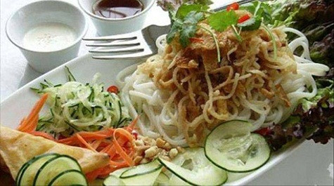Bánh tằm bì (Bạc Liêu) Bột để làm bánh tằm phải là bột được làm từ gạo ngon, ngâm qua đêm rồi đem xoay với nước muối pha loãng, sau đó được ngâm tiếp 2 đêm nữa. Giai đoạn quan trọng nhất là khuấy hồ bột. Bởi nếu khuấy quá cứng bánh tằm sẽ dễ gãy, nếu khuấy quá mềm thì bánh sẽ bị dính, không tách rời. Kế đến chọn loại thịt lợn mềm, đem luộc rồi mang cắt nhỏ, trộn với bì và nêm gia vị. Đặc biệt món bánh tằm bì lạ miệng là nhờ nước cốt dừa. Bánh ăn kèm với rau sống, thêm một ít đậu phộng, dưa cải chua ngọt. Bánh tằm bì (Bạc Liêu) Bột để làm bánh tằm phải là bột được làm từ gạo ngon, ngâm qua đêm rồi đem xoay với nước muối pha loãng, sau đó được ngâm tiếp 2 đêm nữa. Giai đoạn quan trọng nhất là khuấy hồ bột. Bởi nếu khuấy quá cứng bánh tằm sẽ dễ gãy, nếu khuấy quá mềm thì bánh sẽ bị dính, không tách rời. Kế đến chọn loại thịt lợn mềm, đem luộc rồi mang cắt nhỏ, trộn với bì và nêm gia vị. Đặc biệt món bánh tằm bì lạ miệng là nhờ nước cốt dừa. Bánh ăn kèm với rau sống, thêm một ít đậu phộng, dưa cải chua ngọt.
