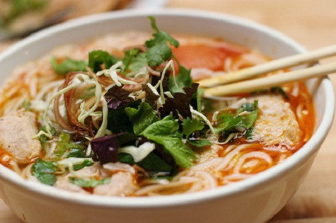 Bún chả cá Quy Nhơn Chả cá gồm chả hấp và chả chiên (chả chiên có 2 loại: bánh lớn và viên vo nhỏ cho vào nồi nước lèo) hấp dẫn thực khách bởi tính "hiền", ăn dễ tiêu, ngon miệng của nó. Chả cá ngon là phải được làm từ cá mối, cá thuẫn tươi, cá chai, cá rựa…lóc lấy thịt đem xay nhuyễn và quết cho thật kỹ để chả dai, mịn. Chả cá ngon còn là chả không tanh mùi cá, thơm gia vị và ngọt vị ngọt của cá… Nước dùng của bát bún là nước nấu từ phần xương và đầu cá sau khi đã lạng thịt xay chả. Nước cá này ngọt thơm đúng vị cá và ăn nhẹ bụng. Nồi nước chế thêm lớp dầu thắng với hạt điều để có màu đẹp. Bún chả cá Quy Nhơn Chả cá gồm chả hấp và chả chiên (chả chiên có 2 loại: bánh lớn và viên vo nhỏ cho vào nồi nước lèo) hấp dẫn thực khách bởi tính "hiền", ăn dễ tiêu, ngon miệng của nó. Chả cá ngon là phải được làm từ cá mối, cá thuẫn tươi, cá chai, cá rựa…lóc lấy thịt đem xay nhuyễn và quết cho thật kỹ để chả dai, mịn. Chả cá ngon còn là chả không tanh mùi cá, thơm gia vị và ngọt vị ngọt của cá… Nước dùng của bát bún là nước nấu từ phần xương và đầu cá sau khi đã lạng thịt xay chả. Nước cá này ngọt thơm đúng vị cá và ăn nhẹ bụng. Nồi nước chế thêm lớp dầu thắng với hạt điều để có màu đẹp.