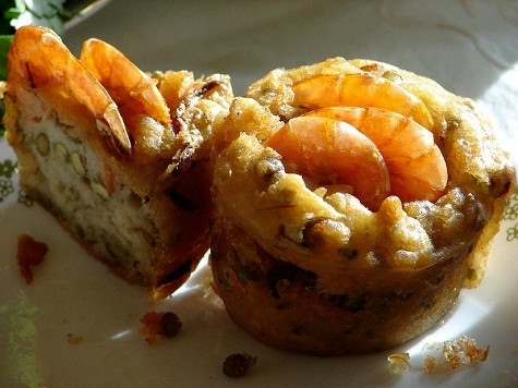 Bánh cóng (Sóc Trăng) Gạo làm bánh cóng là gạo tẻ ngon, ngâm qua 2 đêm rồi mới đem xay để lấy bột. Khâu pha bột là quan trọng vì nó quyết định hương vị độc đáo giữa bánh vùng này với vùng khác. Nhân bánh được tạo thành từ tép đất tươi hấp cách thủy, đậu xanh đồ chín còn nguyên hạt, thịt nạc xay mịn. Nước chấm là mắm cá cơm nguyên chất, thêm chút chanh, đường, ớt, tỏi tạo thành một hỗn hợp màu hổ phách, ăn kèm với xà lách, rau thơm, rau muống bào, khế, chuối chát, dưa leo tạo thành hương vị độc đáo, khó lẫn với món ăn nào khác. Bánh cóng (Sóc Trăng) Gạo làm bánh cóng là gạo tẻ ngon, ngâm qua 2 đêm rồi mới đem xay để lấy bột. Khâu pha bột là quan trọng vì nó quyết định hương vị độc đáo giữa bánh vùng này với vùng khác. Nhân bánh được tạo thành từ tép đất tươi hấp cách thủy, đậu xanh đồ chín còn nguyên hạt, thịt nạc xay mịn. Nước chấm là mắm cá cơm nguyên chất, thêm chút chanh, đường, ớt, tỏi tạo thành một hỗn hợp màu hổ phách, ăn kèm với xà lách, rau thơm, rau muống bào, khế, chuối chát, dưa leo tạo thành hương vị độc đáo, khó lẫn với món ăn nào khác.