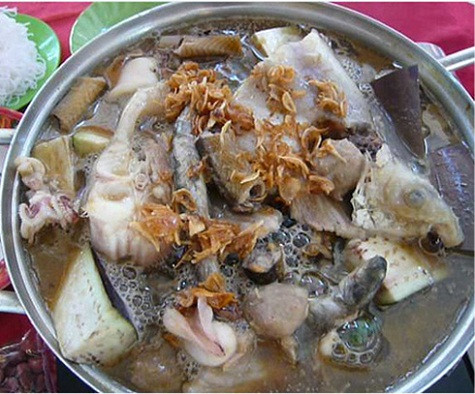 Lẩu mắm U Minh (Cà Mau) Để có món lẩu mắm ngon (mắm kho cho vào lẩu), mùi thơm đặc trưng, phải làm sạch cá sặc bướm, đem phơi cho ráo, rắc muối giã nhỏ, cho vào một cái khạp, bên trên dùng mo cau và sống dừa cài chặt muối một thời gian. Lẩu mắm ăn kèm với rất nhiều rau, như bông súng, đọt nhãn lồng, cải xanh, rau đắng, càng cua, bông so đũa, bắp chuối, ớt hiểm, tỏi, đọt choại (loại rau chỉ có ở rừng tràm U Minh)... Rồi đậu bắp, nấm rơm bỏ vào khi lẩu vừa sôi, với các loài cá đồng tươi vừa chín như lươn, cá rô, cá sặc rằn, cá dầy, cá lóc... cùng "lên lửa" với nước cốt mắm sặc thơm lừng. Lẩu mắm U Minh (Cà Mau) Để có món lẩu mắm ngon (mắm kho cho vào lẩu), mùi thơm đặc trưng, phải làm sạch cá sặc bướm, đem phơi cho ráo, rắc muối giã nhỏ, cho vào một cái khạp, bên trên dùng mo cau và sống dừa cài chặt muối một thời gian. Lẩu mắm ăn kèm với rất nhiều rau, như bông súng, đọt nhãn lồng, cải xanh, rau đắng, càng cua, bông so đũa, bắp chuối, ớt hiểm, tỏi, đọt choại (loại rau chỉ có ở rừng tràm U Minh)... Rồi đậu bắp, nấm rơm bỏ vào khi lẩu vừa sôi, với các loài cá đồng tươi vừa chín như lươn, cá rô, cá sặc rằn, cá dầy, cá lóc... cùng "lên lửa" với nước cốt mắm sặc thơm lừng.