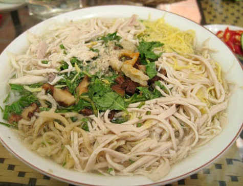 Bún thang (Hà Nội) Bún thang là món cầu kỳ, công phu nên thường chỉ có mặt trong những tiệc thịnh soạn của người Hà Nội. Nước dùng bún thang được nấu từ nước luộc gà, xương lợn, khi đun vớt bọt liên tục để nước được trong, rồi thả vào một xâu tôm he khô. Trứng tráng thật mỏng thái sợi, giò lụa trắng mềm cũng thái chỉ. Thịt gà nạc luộc chín được xé nhỏ làm một hỗn hợp nhiều màu sắc. Sau đó cho thêm ruốc (chà bông), củ cải khô, nấm hương, rau mùi, hành hoa, rau răm thái lẫn với hành lá, ít mắm tôm để ngoài và chút hương cà cuống. Bún thang (Hà Nội) Bún thang là món cầu kỳ, công phu nên thường chỉ có mặt trong những tiệc thịnh soạn của người Hà Nội. Nước dùng bún thang được nấu từ nước luộc gà, xương lợn, khi đun vớt bọt liên tục để nước được trong, rồi thả vào một xâu tôm he khô. Trứng tráng thật mỏng thái sợi, giò lụa trắng mềm cũng thái chỉ. Thịt gà nạc luộc chín được xé nhỏ làm một hỗn hợp nhiều màu sắc. Sau đó cho thêm ruốc (chà bông), củ cải khô, nấm hương, rau mùi, hành hoa, rau răm thái lẫn với hành lá, ít mắm tôm để ngoài và chút hương cà cuống.