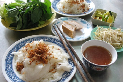 Bánh cuốn Thanh Trì (Hà Nội) Bánh cuốn Thanh Trì đặc biệt nhất ở chỗ tráng mỏng, hành mỡ thoa vào mướt mặt mà nếm vào có vị thanh nhẹ, mát rượi. Bánh khi sắp trong thúng, được xếp thành lớp kiểu như bậc thang, trên những lá chuối xanh trong màu ngọc thạch, sắc trắng của bánh nổi bật. Bánh cuốn khi ăn có mùi thơm dìu dịu, êm êm của bột, của hành khô. Gắp miếng bánh, chấm đẫm vào chén nước chấm rồi đưa lên miệng, người ăn sẽ cảm nhận được sự hài hòa giữa mùi bánh thơm dịu, mềm dai hoà quyện với nước chấm có vị mằn mặn, chua chua, cay cay. Bánh cuốn Thanh Trì (Hà Nội) Bánh cuốn Thanh Trì đặc biệt nhất ở chỗ tráng mỏng, hành mỡ thoa vào mướt mặt mà nếm vào có vị thanh nhẹ, mát rượi. Bánh khi sắp trong thúng, được xếp thành lớp kiểu như bậc thang, trên những lá chuối xanh trong màu ngọc thạch, sắc trắng của bánh nổi bật. Bánh cuốn khi ăn có mùi thơm dìu dịu, êm êm của bột, của hành khô. Gắp miếng bánh, chấm đẫm vào chén nước chấm rồi đưa lên miệng, người ăn sẽ cảm nhận được sự hài hòa giữa mùi bánh thơm dịu, mềm dai hoà quyện với nước chấm có vị mằn mặn, chua chua, cay cay.