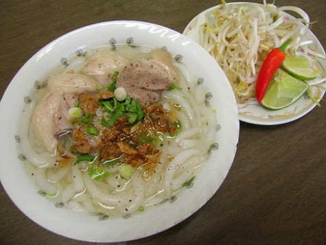 Bún đũa (Nam Định) Mặc dù món bún ở đâu cũng có nhưng món bún đũa ở Nam Định có nét khác biệt. Sợi bún to cỡ đầu đũa, mềm nhưng săn chắc chứ không nhũn. Bún đũa Nam Định kết hợp với riêu cua có vị ngọt đậm, nước dùng hơi chua, thơm dậy mùi của cua đồng. Món bún đũa riêu cua luôn được ăn kèm với rau, mùa nào rau đấy… tăng thêm hương vị cho bát bún. Bún đũa (Nam Định) Mặc dù món bún ở đâu cũng có nhưng món bún đũa ở Nam Định có nét khác biệt. Sợi bún to cỡ đầu đũa, mềm nhưng săn chắc chứ không nhũn. Bún đũa Nam Định kết hợp với riêu cua có vị ngọt đậm, nước dùng hơi chua, thơm dậy mùi của cua đồng. Món bún đũa riêu cua luôn được ăn kèm với rau, mùa nào rau đấy… tăng thêm hương vị cho bát bún.