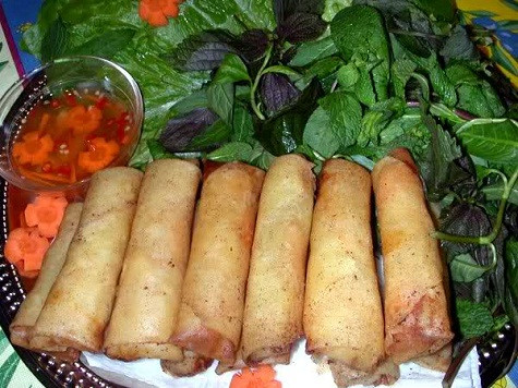 Chả giò (Sài Gòn) Tùy theo từng miền, chả giò có tên gọi khác nhau. Nem rán là cách gọi ở miền Bắc. Ở miền Trung, món ăn này thường gọi là chả cuốn, còn ở miền Nam thì có tên chả giò. Nem miền Bắc thường có thêm trứng, nem Sài Gòn thường có thêm củ sắn cho mát ruột, không thì thay bằng khoai môn hoặc khoai lang. Riêng phần nhân chả giò thì cũng tùy nơi, tùy người mà được thay đổi một cách tinh tế, như nhân tôm, nhân hải sản… Chả giò Sài Gòn có nhiều loại: chả giò trái cây, chả giò chay, chả giò hải sản, chả giò gói bằng hoành thánh, chả giò rế, chả ram Chả giò (Sài Gòn) Tùy theo từng miền, chả giò có tên gọi khác nhau. Nem rán là cách gọi ở miền Bắc. Ở miền Trung, món ăn này thường gọi là chả cuốn, còn ở miền Nam thì có tên chả giò. Nem miền Bắc thường có thêm trứng, nem Sài Gòn thường có thêm củ sắn cho mát ruột, không thì thay bằng khoai môn hoặc khoai lang. Riêng phần nhân chả giò thì cũng tùy nơi, tùy người mà được thay đổi một cách tinh tế, như nhân tôm, nhân hải sản… Chả giò Sài Gòn có nhiều loại: chả giò trái cây, chả giò chay, chả giò hải sản, chả giò gói bằng hoành thánh, chả giò rế, chả ram