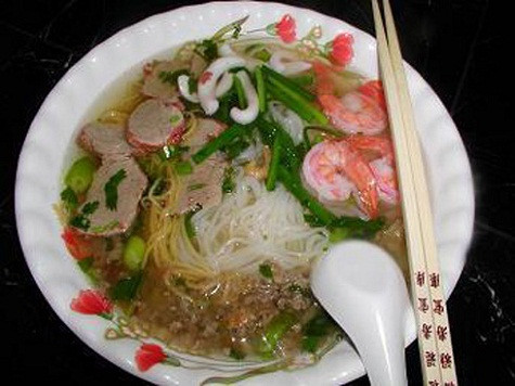 Hủ tiếu Mỹ Tho (Tiền Giang) Hủ tiếu Mỹ Tho khác hủ tiếu Tàu, hủ tiếu Nam Vang, phở Bắc, bún bò Huế... ở chỗ không ăn với giấm, rau ghém, mà dùng giá, hẹ, chanh, ớt, nước tương. Hủ tiếu ngon nhất phải là loại làm bằng gạo Gò Cát (đặc sản như tàu hương, nàng thơm). Về cơ bản, chất ngọt của nước lèo từ xương ống hầm kỹ, thịt và khô mực nướng, cùng một số nguyên liệu, gia vị đặc trưng. Hủ tiếu Mỹ Tho không có tôm và trứng cút như hủ tiếu Nam Vang mà chỉ là hủ tiếu lòng, hủ tiếu sườn hoặc thịt nạc sắp lên trên. Hủ tiếu Mỹ Tho (Tiền Giang) Hủ tiếu Mỹ Tho khác hủ tiếu Tàu, hủ tiếu Nam Vang, phở Bắc, bún bò Huế... ở chỗ không ăn với giấm, rau ghém, mà dùng giá, hẹ, chanh, ớt, nước tương. Hủ tiếu ngon nhất phải là loại làm bằng gạo Gò Cát (đặc sản như tàu hương, nàng thơm). Về cơ bản, chất ngọt của nước lèo từ xương ống hầm kỹ, thịt và khô mực nướng, cùng một số nguyên liệu, gia vị đặc trưng. Hủ tiếu Mỹ Tho không có tôm và trứng cút như hủ tiếu Nam Vang mà chỉ là hủ tiếu lòng, hủ tiếu sườn hoặc thịt nạc sắp lên trên.