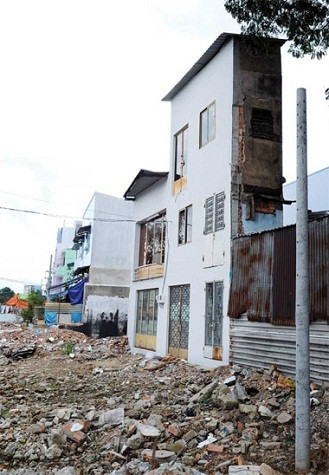 Dự án cải tạo môi trường sống đi qua, để lại khoảng 1 km đường với những căn nhà cực mỏng ở phường 10, đường Lò Gốm và phường 11, đường Hậu Giang (quận 6, TP HCM). Có căn chỉ còn 0,5 x 5m, trung bình là 1,2m chiều sâu. Dự án cải tạo môi trường sống đi qua, để lại khoảng 1 km đường với những căn nhà cực mỏng ở phường 10, đường Lò Gốm và phường 11, đường Hậu Giang (quận 6, TP HCM). Có căn chỉ còn 0,5 x 5m, trung bình là 1,2m chiều sâu.