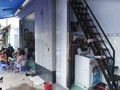 Không gian trước mặt tiền trở thành một bộ phận hữu cơ của ngôi nhà để dùng làm chỗ cho sinh hoạt ban ngày. Không gian trước mặt tiền trở thành một bộ phận hữu cơ của ngôi nhà để dùng làm chỗ cho sinh hoạt ban ngày.