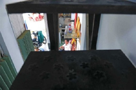 Nơi thờ tự ông bà và thần linh cũng không thể thiếu, dù chật hẹp cách mấy. Nơi thờ tự ông bà và thần linh cũng không thể thiếu, dù chật hẹp cách mấy.