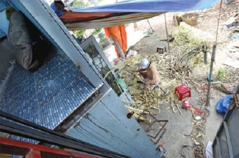 Nhà ngắn và mỏng thì cầu thang tạm bợ, ngoài trời, miễn sao vẫn giữ được cuộc sống đã quen lâu đời, công việc, trường học của con cái, xóm giềng…. Nhà ngắn và mỏng thì cầu thang tạm bợ, ngoài trời, miễn sao vẫn giữ được cuộc sống đã quen lâu đời, công việc, trường học của con cái, xóm giềng….