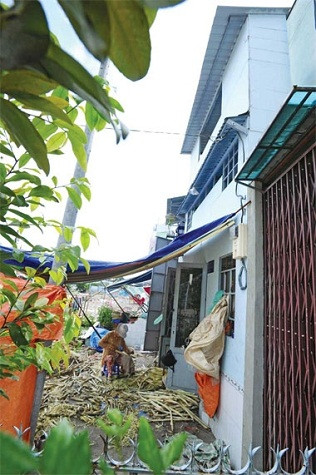 Từ chiều sâu 20m, căn nhà này giờ đây chỉ còn sâu cỡ bằng chiếc giường nằm trên những chiếc xe đường dài, chỉ có thể để chứa tiện nghi sinh hoạt tối thiểu – những loại không để được ngoài trời. Từ chiều sâu 20m, căn nhà này giờ đây chỉ còn sâu cỡ bằng chiếc giường nằm trên những chiếc xe đường dài, chỉ có thể để chứa tiện nghi sinh hoạt tối thiểu – những loại không để được ngoài trời.