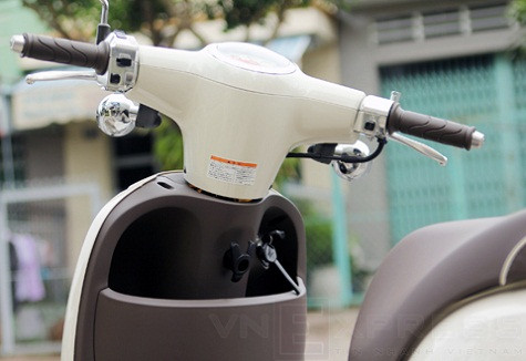 Phần đầu xe cũng có hộc nhỏ để chứa đồ gọn nhẹ. Phần đầu xe cũng có hộc nhỏ để chứa đồ gọn nhẹ.