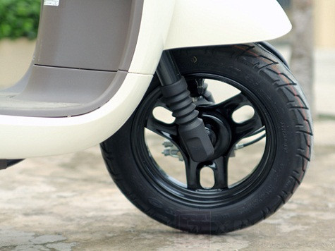 Bánh xe trước và sau có cùng kích thước 80/100 lắp lốp 10 inch và không phải là tốt khi đi qua các ổ gà. Với khoang chứa đồ gần 22 lít dưới yên, Giorno 2013 đủ không gian cho vật dụng cần thiết. Bánh xe trước và sau có cùng kích thước 80/100 lắp lốp 10 inch và không phải là tốt khi đi qua các ổ gà. Với khoang chứa đồ gần 22 lít dưới yên, Giorno 2013 đủ không gian cho vật dụng cần thiết.