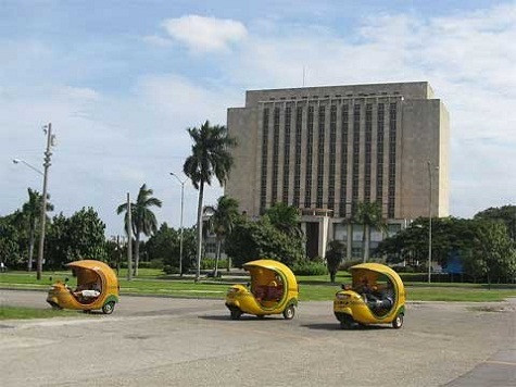 Cuba Tuk tuk ở Havana, Cuba có hình dáng tương tự quả dừa. Cuba Tuk tuk ở Havana, Cuba có hình dáng tương tự quả dừa.