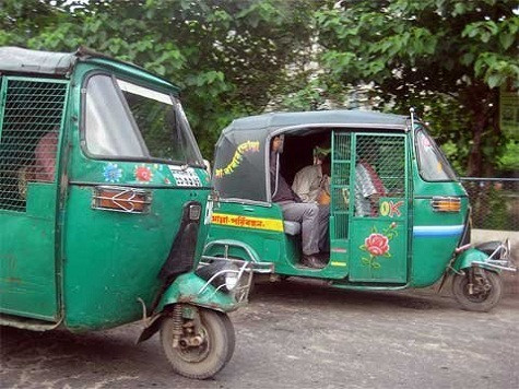 Bangladesh Xe tuk tuk ở Dhaka, Bangladesh thường được người địa phương gọi là taxi nhỏ. Đây là một trong những phương tiện vận chuyển phổ biến nhất ở Bangladesh do kích cỡ và tốc độ. Tuk tuk phù hợp với những con phố chật hẹp, đông người. Bangladesh Xe tuk tuk ở Dhaka, Bangladesh thường được người địa phương gọi là taxi nhỏ. Đây là một trong những phương tiện vận chuyển phổ biến nhất ở Bangladesh do kích cỡ và tốc độ. Tuk tuk phù hợp với những con phố chật hẹp, đông người.