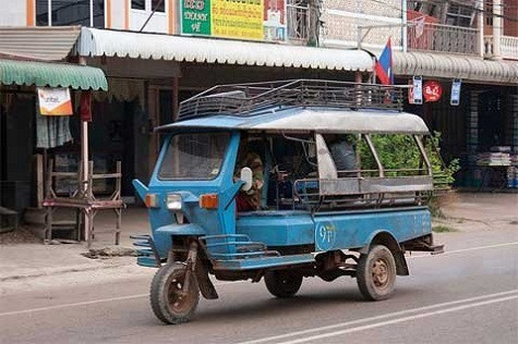 Lào Tuk tuk ở Lào còn được gọi là tuk tuk voi. Tuk tuk voi to hơn bình thường, nó có thể chở tới 12 người và chạy nhanh hơn loại thông thường, chỉ xuất hiện ở Vientiane và Luang Prabang. Lào Tuk tuk ở Lào còn được gọi là tuk tuk voi. Tuk tuk voi to hơn bình thường, nó có thể chở tới 12 người và chạy nhanh hơn loại thông thường, chỉ xuất hiện ở Vientiane và Luang Prabang.
