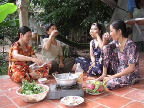 Cảnh nhậu của phụ nữ miền Tây.
