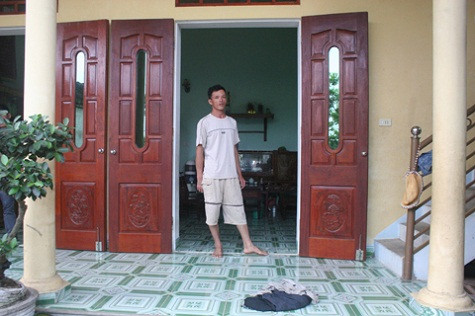 Anh Tuấn bắt đầu buổi câu lươn. Anh Tuấn bắt đầu buổi câu lươn.
