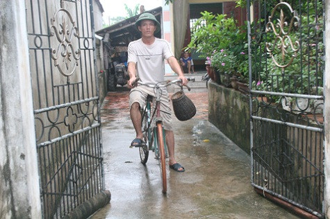 Anh Tuấn bắt đầu buổi câu lươn. Anh Tuấn bắt đầu buổi câu lươn.