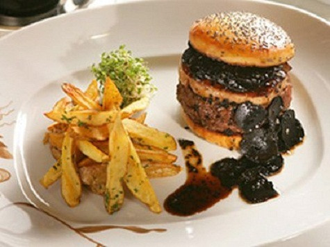 FleurBurger 5000 Giá: 5.000 USD Nhà hàng Fleur Vegas có thịt bò Wagyu và foie gras với nước sốt nấm và nấm cục đen. Thưởng thức kèm với món Hamburger này là một chai rượu vang giá 2.500 USD, Chateau Petrus. FleurBurger 5000 Giá: 5.000 USD Nhà hàng Fleur Vegas có thịt bò Wagyu và foie gras với nước sốt nấm và nấm cục đen. Thưởng thức kèm với món Hamburger này là một chai rượu vang giá 2.500 USD, Chateau Petrus.