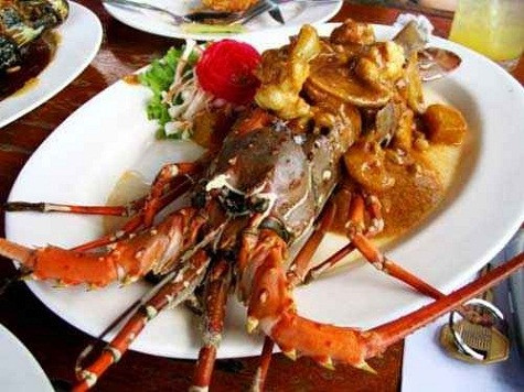 Samundari Khazana Giá: 3.200 USD Khazana Samundari (có nghĩa là "Kho báu hải sản") có chứa cua Devon, nấm trắng, trứng cá muối Beluga, vàng lá, tôm hùm Scotland phủ bằng vàng, bốn bào ngư và bốn quả trứng chim cút. Samundari Khazana Giá: 3.200 USD Khazana Samundari (có nghĩa là "Kho báu hải sản") có chứa cua Devon, nấm trắng, trứng cá muối Beluga, vàng lá, tôm hùm Scotland phủ bằng vàng, bốn bào ngư và bốn quả trứng chim cút.