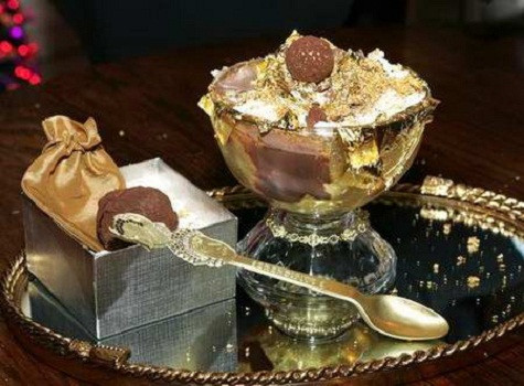 Sô cô la Frrrozen Haute Giá: 25.000 USD Sô cô la Frrrozen Haute kem là sự pha trộn của 28 loại cocoas, trong đó có 14 loại đắt nhất trên thế giới. Nó được trang trí bằng vàng ăn được và phục vụ trong một cốc lót bằng vàng và cũng có thể ăn được. Ngoài ra còn có 18 karat vàng đeo tay với 1 carat kim cương ở dưới cùng của cốc. Để thưởng thức món ăn này, bạn sẽ được phục vụ một chiếc muỗng vàng trắng. Sô cô la Frrrozen Haute Giá: 25.000 USD Sô cô la Frrrozen Haute kem là sự pha trộn của 28 loại cocoas, trong đó có 14 loại đắt nhất trên thế giới. Nó được trang trí bằng vàng ăn được và phục vụ trong một cốc lót bằng vàng và cũng có thể ăn được. Ngoài ra còn có 18 karat vàng đeo tay với 1 carat kim cương ở dưới cùng của cốc. Để thưởng thức món ăn này, bạn sẽ được phục vụ một chiếc muỗng vàng trắng.