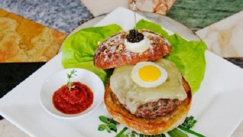 Le Burger Extravagant Bạn có thể thưởng thức món ăn này tại Serendipity 3, New York Giá: 295 USD Le Burger Extravagant được thực hiện với màu trắng của bơ truyền thống Nhật Bản và thịt bò. Ngoài pho mát cheddar James Montgomery, nấm cục đen nó còn được tạo nên từ một quả trứng chim cút chiên. Ngoài ra, với mức giá đắt đỏ trên nó còn được rắc bụi vàng… Le Burger Extravagant Bạn có thể thưởng thức món ăn này tại Serendipity 3, New York Giá: 295 USD Le Burger Extravagant được thực hiện với màu trắng của bơ truyền thống Nhật Bản và thịt bò. Ngoài pho mát cheddar James Montgomery, nấm cục đen nó còn được tạo nên từ một quả trứng chim cút chiên. Ngoài ra, với mức giá đắt đỏ trên nó còn được rắc bụi vàng…
