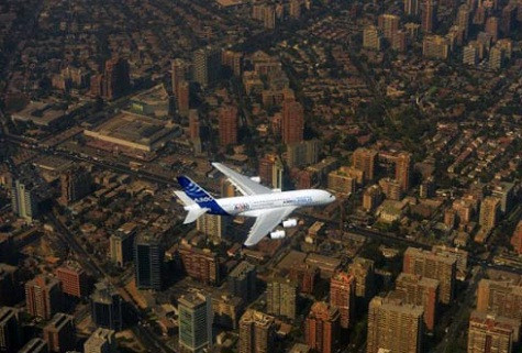 ... vì A380 chỉ bay được tối đa 15.700 km rồi phải tiếp nhiên liệu. ... vì A380 chỉ bay được tối đa 15.700 km rồi phải tiếp nhiên liệu.