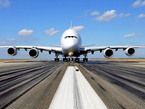 Còn chiếc Siêu máy bay của A380 có sải cảnh rộng hơn hẳn, gần 80 mét. Còn chiếc Siêu máy bay của A380 có sải cảnh rộng hơn hẳn, gần 80 mét.