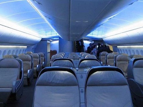Khi so sánh về sức chứa, Boeing 747-8I kém hơn hẳn vì chỉ chở tối đa 467 khách. Khi so sánh về sức chứa, Boeing 747-8I kém hơn hẳn vì chỉ chở tối đa 467 khách.