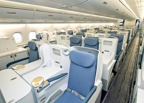 Trong khi đó, chiếc A380 có sức chứa 500 khách, ngoài ra khoang máy bay rộng đủ chỗ cho tối đa 853 người. Trong khi đó, chiếc A380 có sức chứa 500 khách, ngoài ra khoang máy bay rộng đủ chỗ cho tối đa 853 người.