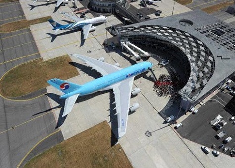 Trong khi A380 kém hơn một chút với chiều dài 72,5 mét. Trong khi A380 kém hơn một chút với chiều dài 72,5 mét.